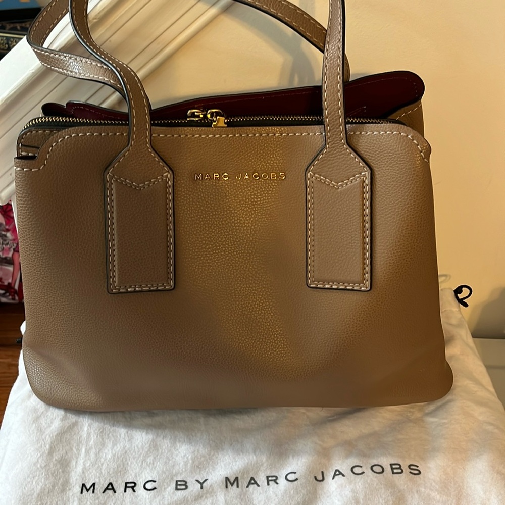MARC JACOBS THE EDITOR 38 TOTE BAG IN TAUPE COLOR